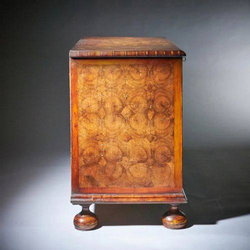 A FINE WILLIAM AND MARY OLIVE OYSTER AND LABURNUM CHEST CIRCA 16801700 - ADDITIONAL PHOTO 4