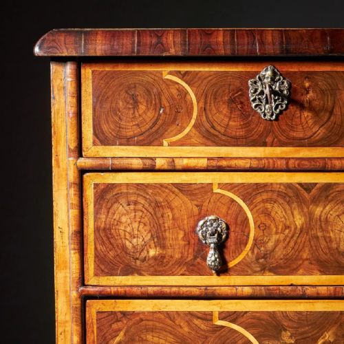 A FINE WILLIAM AND MARY OLIVE OYSTER AND LABURNUM CHEST CIRCA 16801700 - ADDITIONAL PHOTO 5