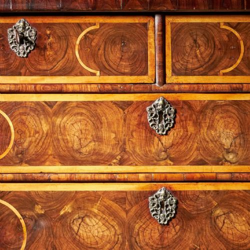A FINE WILLIAM AND MARY OLIVE OYSTER AND LABURNUM CHEST CIRCA 16801700 - ADDITIONAL PHOTO 7