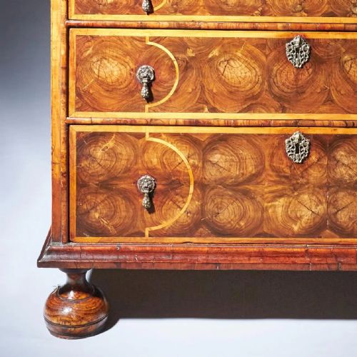 A FINE WILLIAM AND MARY OLIVE OYSTER AND LABURNUM CHEST CIRCA 16801700 - ADDITIONAL PHOTO 8