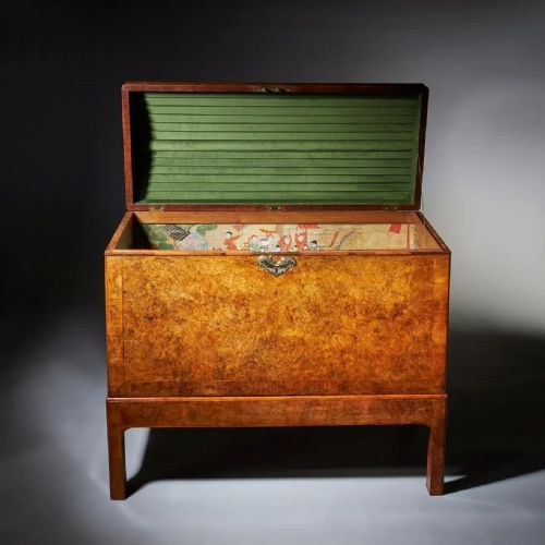 THE MOUNTBATTEN EARLY 18TH CENTURY GEORGE I BURL WALNUT CHAMBER CHEST - ADDITIONAL PHOTO 4