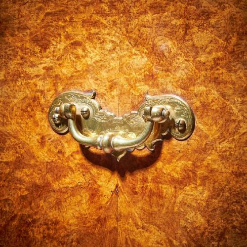 THE MOUNTBATTEN EARLY 18TH CENTURY GEORGE I BURL WALNUT CHAMBER CHEST - ADDITIONAL PHOTO 5