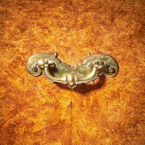 THE MOUNTBATTEN EARLY 18TH CENTURY GEORGE I BURL WALNUT CHAMBER CHEST - ADDITIONAL PHOTO 6