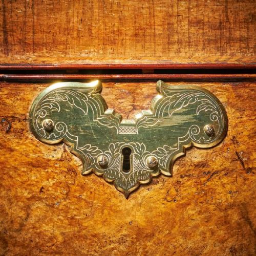 THE MOUNTBATTEN EARLY 18TH CENTURY GEORGE I BURL WALNUT CHAMBER CHEST - ADDITIONAL PHOTO 7