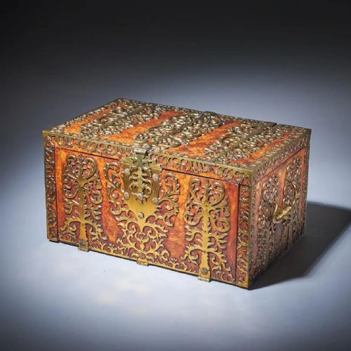 IMPORTANT 17TH CENTURY CHARLES II BURR WALNUT COFFRE FORT STRONG BOX CIRCA 1675 - ADDITIONAL PHOTO 1