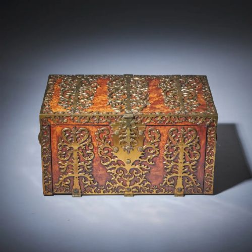 IMPORTANT 17TH CENTURY CHARLES II BURR WALNUT COFFRE FORT STRONG BOX CIRCA 1675 - ADDITIONAL PHOTO 2