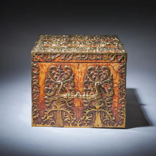 IMPORTANT 17TH CENTURY CHARLES II BURR WALNUT COFFRE FORT STRONG BOX CIRCA 1675 - ADDITIONAL PHOTO 4