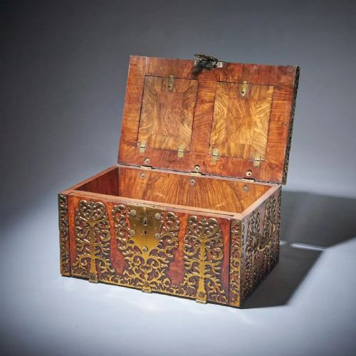 IMPORTANT 17TH CENTURY CHARLES II BURR WALNUT COFFRE FORT STRONG BOX CIRCA 1675 - ADDITIONAL PHOTO 8