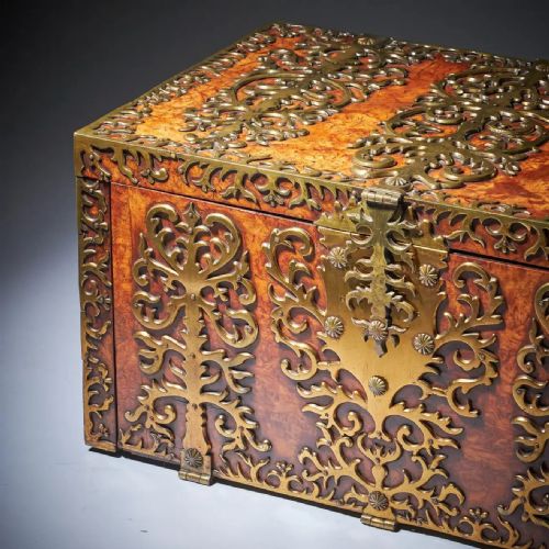 IMPORTANT 17TH CENTURY CHARLES II BURR WALNUT COFFRE FORT STRONG BOX CIRCA 1675 - ADDITIONAL PHOTO 13