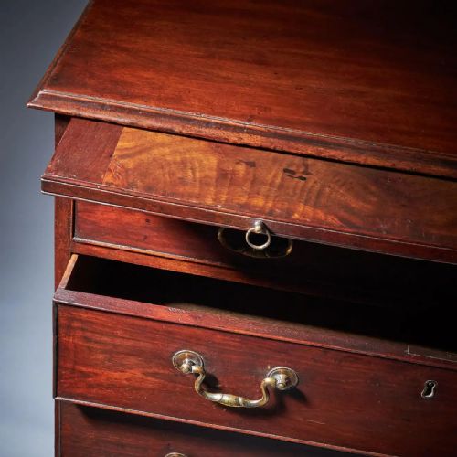 THE 18TH CENTURY GEORGE III MAHOGANY BACHELORS CHEST BY PHILIP BELL LONDON - ADDITIONAL PHOTO 3