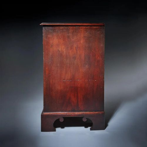 THE 18TH CENTURY GEORGE III MAHOGANY BACHELORS CHEST BY PHILIP BELL LONDON - ADDITIONAL PHOTO 11