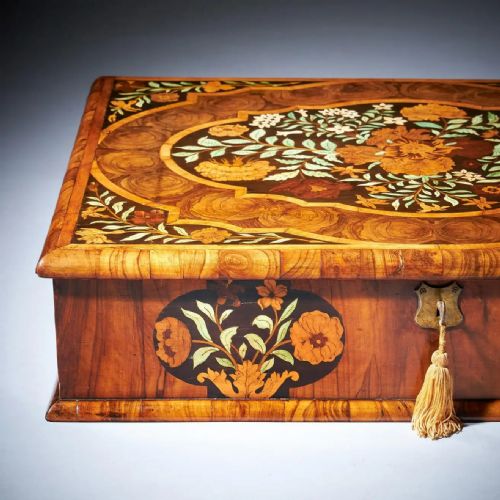 IMPORTANT 17TH CENTURY CHARLES II MARQUETRY OLIVE OYSTER LACE BOX CIRCA 1680 - ADDITIONAL PHOTO 6