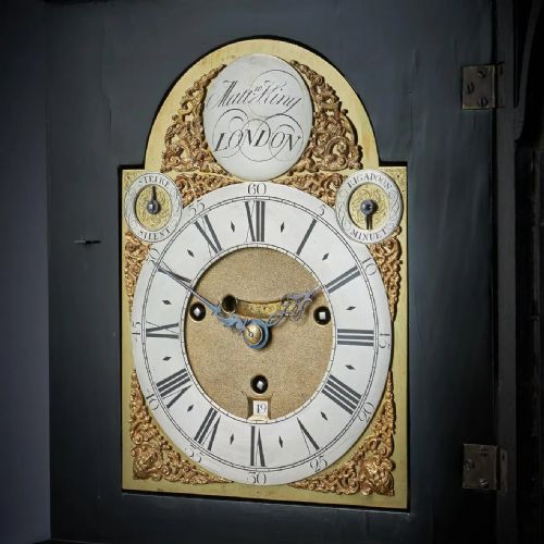 A RARE 18TH CENTURY GEORGE II MUSICAL TABLE CLOCK BY MATTHEW KING C 1735 - ADDITIONAL PHOTO 2