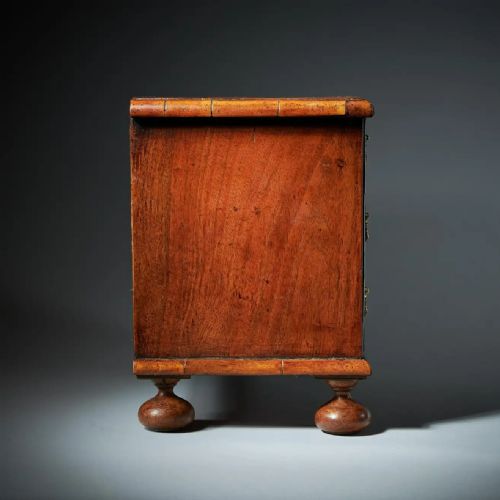 RARE 17TH CENTURY MINIATURE WILLIAM AND MARY WALNUT TABLE TOP CHEST C1690 - ADDITIONAL PHOTO 4