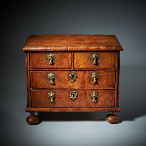 RARE 17TH CENTURY MINIATURE WILLIAM AND MARY WALNUT TABLE TOP CHEST C1690 - ADDITIONAL PHOTO 5