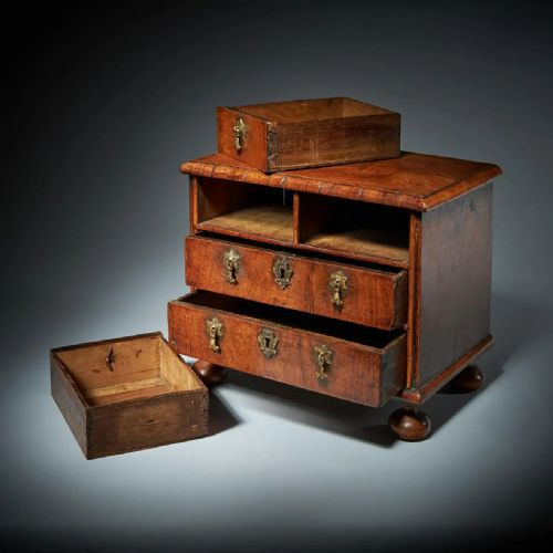 RARE 17TH CENTURY MINIATURE WILLIAM AND MARY WALNUT TABLE TOP CHEST C1690 - ADDITIONAL PHOTO 6