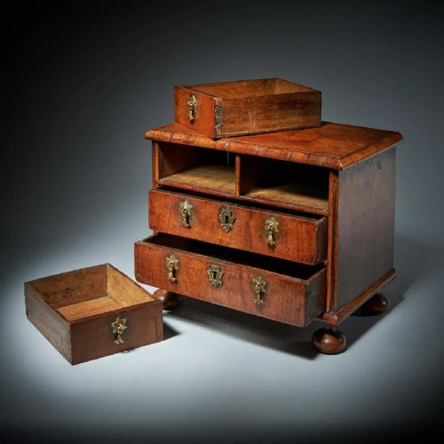 RARE 17TH CENTURY MINIATURE WILLIAM AND MARY WALNUT TABLE TOP CHEST C1690 - ADDITIONAL PHOTO 7