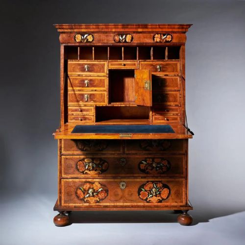 17TH CENTURY WILLIAM AND MARY OLIVE OYSTER MARQUETRY ESCRITOIRE CIRCA 1680 - ADDITIONAL PHOTO 2