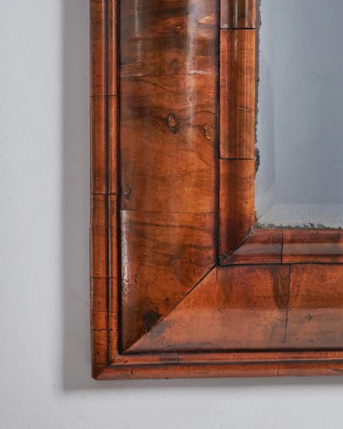 LARGE WILLIAM AND MARY 17TH CENTURY FIGURED WALNUT CUSHION MIRROR C 1690 - ADDITIONAL PHOTO 2