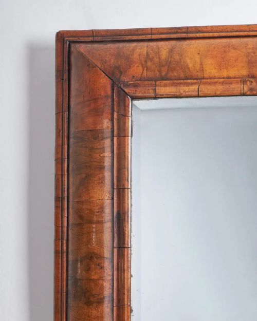 LARGE WILLIAM AND MARY 17TH CENTURY FIGURED WALNUT CUSHION MIRROR C 1690 - ADDITIONAL PHOTO 4