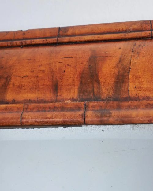 LARGE WILLIAM AND MARY 17TH CENTURY FIGURED WALNUT CUSHION MIRROR C 1690 - ADDITIONAL PHOTO 5