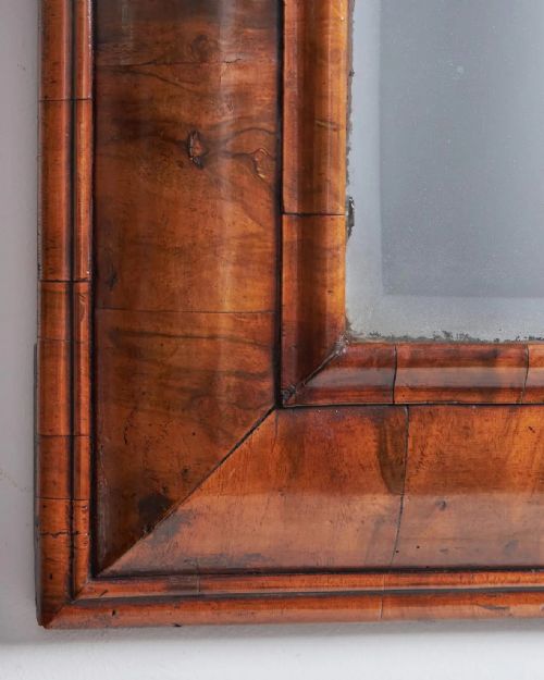 LARGE WILLIAM AND MARY 17TH CENTURY FIGURED WALNUT CUSHION MIRROR C 1690 - ADDITIONAL PHOTO 7