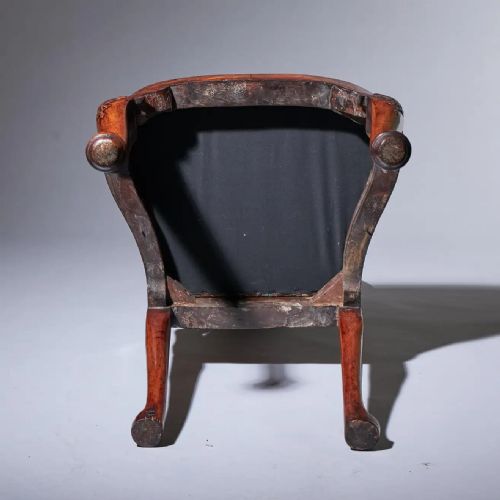 18TH CENTURY GEORGE I CARVED WALNUT CHAIR COVERED IN PERIOD NEEDLEWORK - ADDITIONAL PHOTO 5
