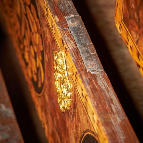 FINE 17TH CENTURY WILLIAM AND MARY BURR MARQUETRY CHEST OF DRAWERS - ADDITIONAL PHOTO 3