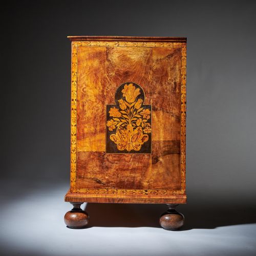 FINE 17TH CENTURY WILLIAM AND MARY BURR MARQUETRY CHEST OF DRAWERS - ADDITIONAL PHOTO 5