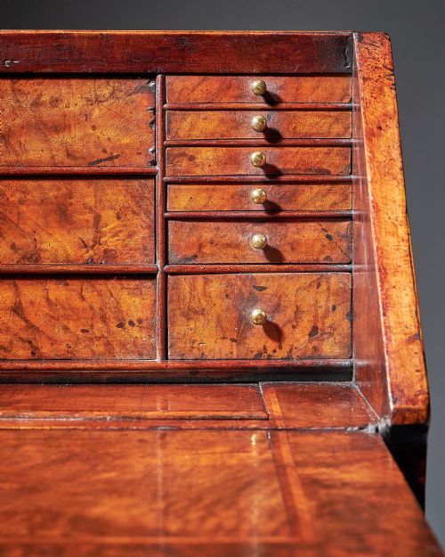IMPORTANT EARLY GEORGE II BURR WALNUT DIMINUTIVE BUREAU BACHELORS C1730 - ADDITIONAL PHOTO 1