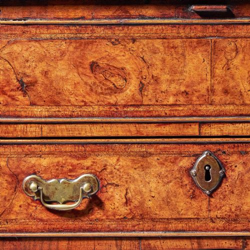 IMPORTANT EARLY GEORGE II BURR WALNUT DIMINUTIVE BUREAU BACHELORS C1730 - ADDITIONAL PHOTO 2