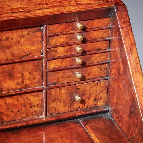 IMPORTANT EARLY GEORGE II BURR WALNUT DIMINUTIVE BUREAU BACHELORS C1730 - ADDITIONAL PHOTO 3