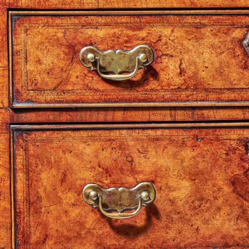 IMPORTANT EARLY GEORGE II BURR WALNUT DIMINUTIVE BUREAU BACHELORS C1730 - ADDITIONAL PHOTO 4