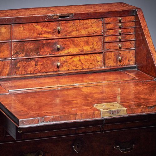 IMPORTANT EARLY GEORGE II BURR WALNUT DIMINUTIVE BUREAU BACHELORS C1730 - ADDITIONAL PHOTO 6