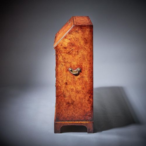 IMPORTANT EARLY GEORGE II BURR WALNUT DIMINUTIVE BUREAU BACHELORS C1730 - ADDITIONAL PHOTO 7