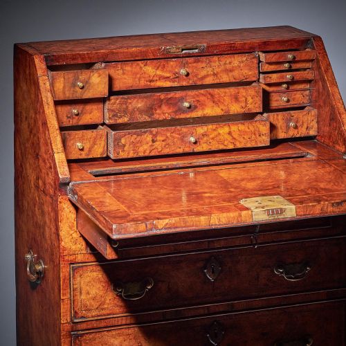 IMPORTANT EARLY GEORGE II BURR WALNUT DIMINUTIVE BUREAU BACHELORS C1730 - ADDITIONAL PHOTO 8