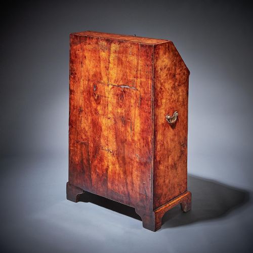 IMPORTANT EARLY GEORGE II BURR WALNUT DIMINUTIVE BUREAU BACHELORS C1730 - ADDITIONAL PHOTO 10
