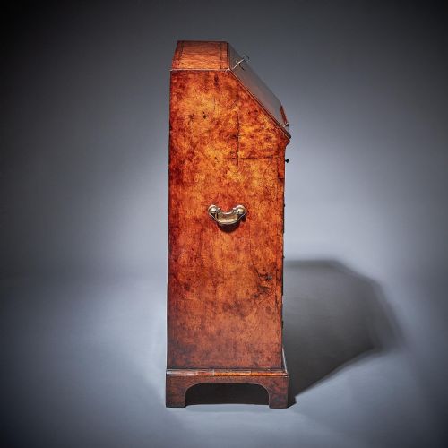 IMPORTANT EARLY GEORGE II BURR WALNUT DIMINUTIVE BUREAU BACHELORS C1730 - ADDITIONAL PHOTO 11