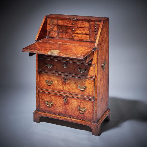 IMPORTANT EARLY GEORGE II BURR WALNUT DIMINUTIVE BUREAU BACHELORS C1730 - ADDITIONAL PHOTO 12
