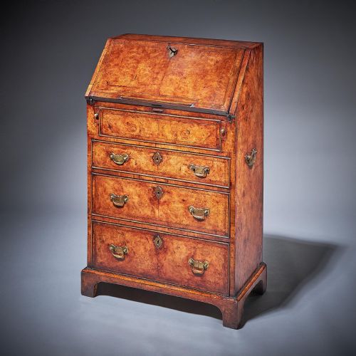 IMPORTANT EARLY GEORGE II BURR WALNUT DIMINUTIVE BUREAU BACHELORS C1730 - ADDITIONAL PHOTO 13