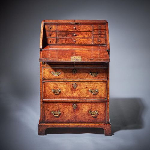 IMPORTANT EARLY GEORGE II BURR WALNUT DIMINUTIVE BUREAU BACHELORS C1730 - ADDITIONAL PHOTO 14
