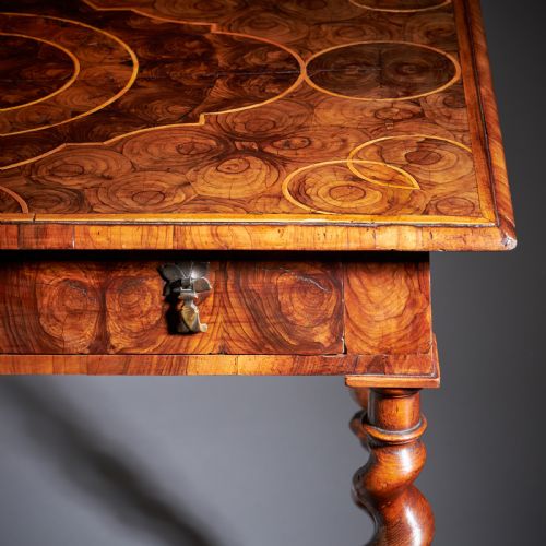 A FINE AND RARE 17TH CENTURY WILLIAM AND MARY OLIVE OYSTER TABLE CIRCA 16801700 ENGLANDA FINE AND RARE 17TH CENTURY WILLIAM AND MARY OLIVE OYSTER TABLE CIRCA 16801700 ENGLAND - ADDITIONAL PHOTO 3
