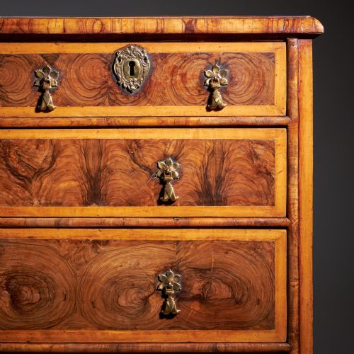 THE WILLIAM AND MARY LATE 17TH CENTURY OLIVE OYSTER CHEST CIRCA 1690 - ADDITIONAL PHOTO 3