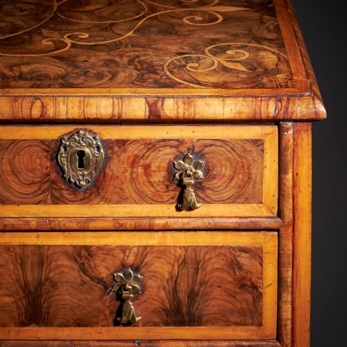 THE WILLIAM AND MARY LATE 17TH CENTURY OLIVE OYSTER CHEST CIRCA 1690 - ADDITIONAL PHOTO 4