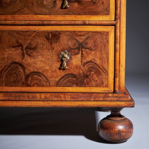THE WILLIAM AND MARY LATE 17TH CENTURY OLIVE OYSTER CHEST CIRCA 1690 - ADDITIONAL PHOTO 8