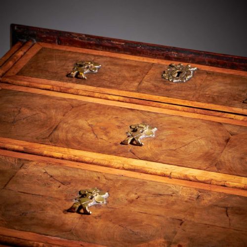 17TH CENTURY WILLIAM AND MARY BLOND OLIVE OYSTER CHEST OF DRAWERS CIRCA 1690 - ADDITIONAL PHOTO 1