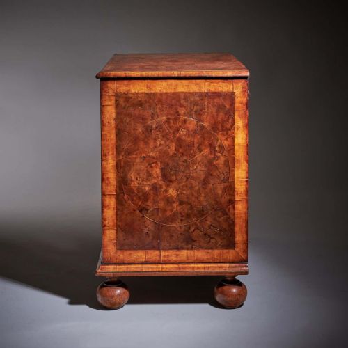 17TH CENTURY WILLIAM AND MARY BLOND OLIVE OYSTER CHEST OF DRAWERS CIRCA 1690 - ADDITIONAL PHOTO 3