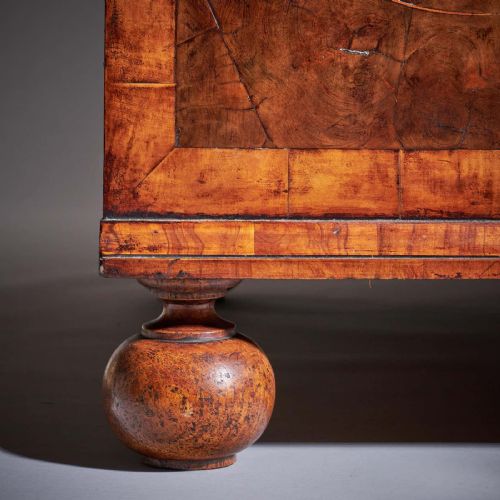 17TH CENTURY WILLIAM AND MARY BLOND OLIVE OYSTER CHEST OF DRAWERS CIRCA 1690 - ADDITIONAL PHOTO 5