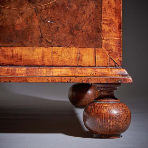 17TH CENTURY WILLIAM AND MARY BLOND OLIVE OYSTER CHEST OF DRAWERS CIRCA 1690 - ADDITIONAL PHOTO 6