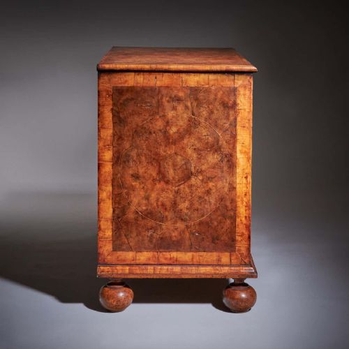 17TH CENTURY WILLIAM AND MARY BLOND OLIVE OYSTER CHEST OF DRAWERS CIRCA 1690 - ADDITIONAL PHOTO 7
